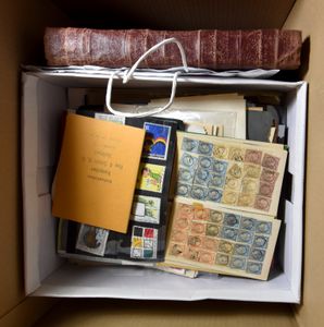 Divers pays, composition en 2 albums, 1 classeur, 3 pochettes et sur cartes, dont Belgique (avec notamment des timbres nominaux), album mondial, Russie, France (classique), tb/b/à voir.