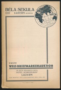 Erste Welt-Briefmarkenauktion; Béla Sekula; Béla Sekula, Luzern; 1927; gedrukt; geniet; Duits; 217 pag.; zachte kaft; zeer mooi; de allereerste veilingcatalogus van een van de grootste internationale postzegelhandelaren van de vooroorlogse periode (georganiseerd in een tijd waarin Sekula al een begrip was onder 's werelds grootste verzamelaars), met meer dan 4.000 kavels - iets wat in die tijd eigenlijk ongehoord was - met talloze zeldzaamheden evenals waardevolle verzamelingen, voorraden voor handelaren, enz., ook gepresenteerd op een manier die nieuw was voor die tijd, met de foto's tussen de tekst, absoluut compleet inclusief de twee originele inlegvellen (folders) en in geweldige kwaliteit, een echte zeldzaamheid onder veilingcatalogi.
