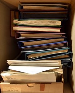 Restes de nombreuses feuilles, dans 13 livres et 3 boîtes, tb/b/à voir.