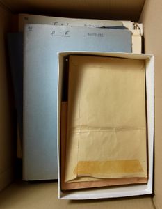 Divers pays, dont stock classique dans des enveloppes, matériel ancien sur des feuilles d’album, à voir