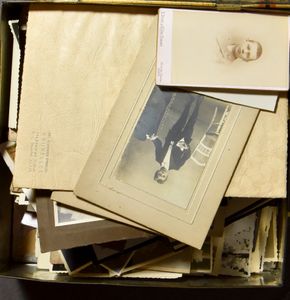 Diverse, doos + fotoboek, w.o. kabinetsfoto's, visitekaartjes, enz. 