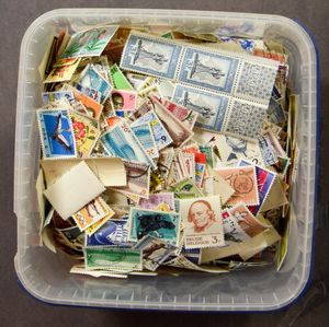 Des centaines de timbres de différents pays, vf/f