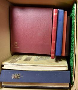 Composition variée dans 14 classeurs (différents formats), dossiers + FDC et entiers postaux individuels, également Belgique et thème, b/à voir
