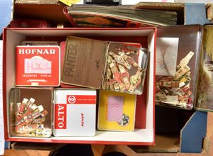 SIGARENBANDEN: Veel doosjes, klasseurs, albums, mappen, enz. in 2 grote dozen