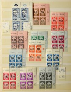 1951/1990 Verzameling in insteekboek met o.a. veel bovenhoek blokken van 4, veel materiaal, zm