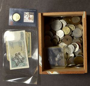 MUNTEN: Wereld, +/-2 kg, w.o. +140gr. zuiver zilver) en een weinig bankbiljetten