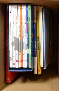 This in Belgium in box + een reis door de 20° eeuw in 80 postzegels + 2 postagenda's 2005 en 2008 + vogels van Buzin 1 en 2, zm (Frankeerwaarde: €166,78)