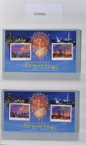 Divers pays dans 5 classeurs, dont des émissions spéciales d'Autriche et de Hong Kong, notamment Swarovski, timbres brodés, timbres dorés en blocs, ainsi que 3 pochettes Hong Kong, 2007 Dog Pig (valeur nominale HK $100 par pièce), tb/à voir