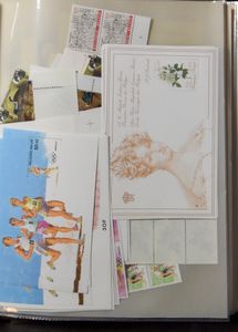 Voorraad (1865/1990), vnl nominaal, in 3 insteekboeken, 1 map en 100den postfolders, gevuld met frankeerzegels in hoeveelheden (1975/88), zm/m.