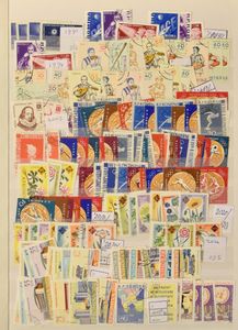 10 classeurs, dont beaucoup de Roumanie, séries complètes, blocs et feuilles ministérielles de l'ensemble du monde, tb