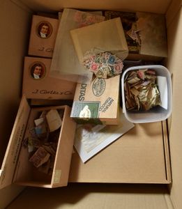 Samenstelling honderden zegels diverse uitgiften in doosjes en zakjes, een goudmijn voor de stempelzoeker, zm/m/ntz