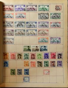 2 anciens albums du monde et beaucoup de matériel déchargé dans des boîtes, etc., dont FDC néerlandais, tb/b/à voir