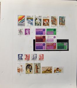 Collections dans des albums Davo avec l'Australie, l'Angleterre et l'Irlande, avec beaucoup de timbres neufs, tb/b/à voir
