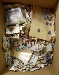 Boîte très bien remplie sans papier, assez variée, petits et grands formats, b/à voir