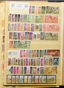 Plusieurs milliers de timbres dans 4 classeurs, dont la Lettonie, l'Égypte, une carte des États pontificaux, l'Italie, la Hongrie, les Indes néerlandaises, tb/b/à voir