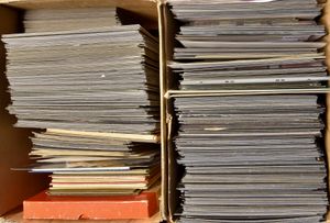 Monde A-Z, 14 boîtes avec des timbres sur des cartes à insérer, environ 500 cartes par boîte, énorme quantité, b