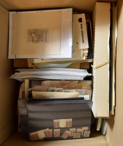 Samenstelling en restanten handrol- en typostempels in doosjes, omslagen, op kaartjes, albumbladen, zm/m/ntz