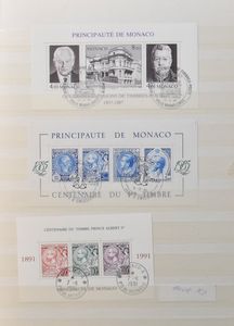 Divers articles dans 4 albums avec du football sur des envois postaux, blocs de pays européens, dont Monaco, Europe CEPT, album RDA, tb/b