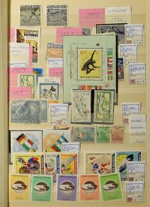 Sport- WK voetbal, verzameling van de diverse kampioenschappen in 2 insteekboeken en 2 ringmappen, zm/m