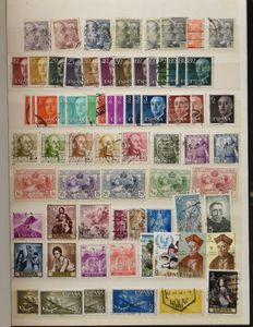 Composition de divers pays, dont beaucoup de Belgique dans 12 livres + album vide (beaucoup de photos de timbres classiques disponibles), Singapour (lettres), Espagne, tb/b/à voir
