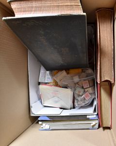 Composition de divers pays et périodes dans de vieux albums, livres et boîtes, b/à voir