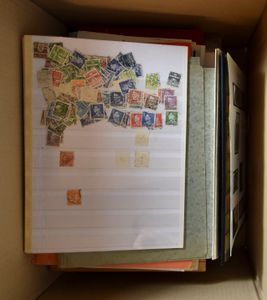 Restes de divers pays dans des livres, des classeurs, une boîte, un classeur, des feuilles d’album, etc., tb/b/à voir