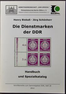 UITGEBREIDE verzameling bidprentjes en overlijdensbrieven, in 40 albums (+/- 7.000 stuks), w.v. 10 albums 100 jarigen (+/- 2.000 stuks), 3 albums met enkel bidprentjes van echtparen en 1 album communieprentjes, enz.... + 5 schoendozen niet verwerkt materiaal (w.o. ook nog 100 jarigen), alle periodes, zm.