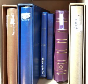 Insteekboeken, 4 albums met zwarte insteekbladen met ringen + 2 insteekboeken zwarte doorlopende bladen (Totaal: 6 stuks)