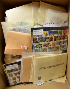 Grande boîte pleine sans papier, beaucoup de Belgique, néerlandais et thèmes, beaucoup triés dans des enveloppes + quelques carnets d'échange, à voir