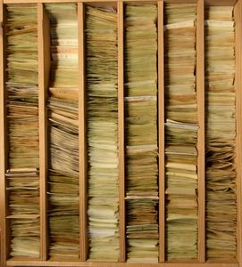 Plusieurs milliers de pochettes contenant principalement des timbres anciens, dont beaucoup d'Allemagne, dans 4 caisses en bois, tb/b