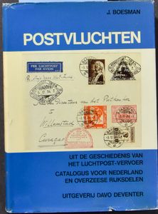 Postvluchten uit de geschiedenis van het luchtpost-vervoer, catalogus voor Nederland en Overzeese Rijksdelen; J. Boesman; Davo Deventer; 1970; gedrukt; ingebonden/gelijmd; Nederlands; harde kaft; in goede staat; Hoes licht beschadigd, hardcover van boek zelf in goede staat