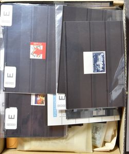 Composition de divers pays sur cartes et dans des pochettes en papier cristal, intéressant à vérifier, dont Belgique et France non dentelées, tb/b