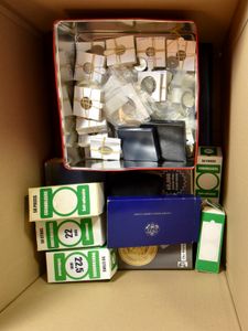 MUNTEN: Samenstelling in dozen en in 2 klasseurs (een weinig zilver), world coins catalogus + wat muntenhouders