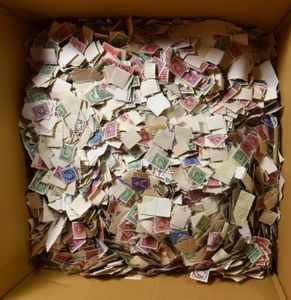 Boîte très bien remplie, petit format (séries longues), idéale pour l'étude des cachets ou des perforations, b/à voir