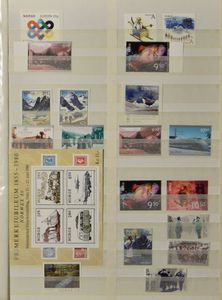 Samenstelling in insteekboek, w.o. heel wat postzegelboekjes, 13 jaarmappen (11 verschillende) en 9 herinneringsmappen, zm