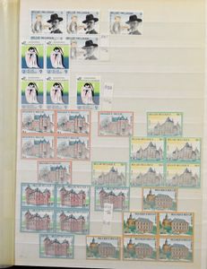 1912/2001 Voorraad in 9 insteekboeken, zegels, blokken en boekjes, overwegend **, zm/m (Frankeerwaarde: B: 208 x zonder waardeaanduiding + Europa x 52, BEF niet geteld)