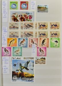 Vogels, Afghanistan, Iran, Irak, Pakistan, Ajman, Bahrein, UAE, Koeweit, Egypte, Rusland, Touva, verzameling zegels, reeksen en blokken in 3 insteekboeken, per land geklasseerd, zm (Yv. €1.930)