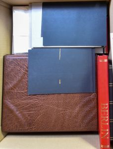 Diverse items, w.o. 3 Hawid cardboxen, 4 diverse albums, 10 kleine insteekboeken, zwarte insteekkaarten, pergamijnzakjes