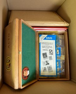 Diverse items, waarbij diverse soorten insteekbladen, klemstroken, albumbladen, filatelieboeken