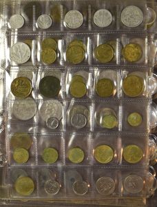 MUNTEN: Vele diverse landen, in 4 klasseurs + losse bladen, met betere munten (+/-400gr. zuiver zilver)