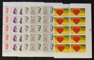 1983/2017 Voorraad nominaal in 5 insteekboeken, waarbij vellen, veldelen, velletjes van 10 (BEF en Euro niet geteld), zm (Frankeerwaarde: cijfer 1 (237x), zonder waardecijfer (25x), 1 EUR (20x), 1 wereld (4x) = Totaal: €501)