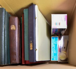 Diverse items, w.o. vergrootglas, fluolamp, enkele insteekboeken (na te zien, batterij of lamp moet vervangen worden)