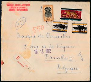 1962 Ruanda-Urundi N° 171 ‘50fr. mask’ and Burundi N° 13 (2x) and 23 on a large cover from the Banque Belgo Africaine, sent by registered post from Usumbura on 10 December 1962 to Brussels; on the back, five large cancellations (intact) from the bank; very fine