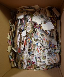Duizenden afgeweekte zegels, diverse uitgiften, ook wat buitenland aanwezig, zm/m/ntz