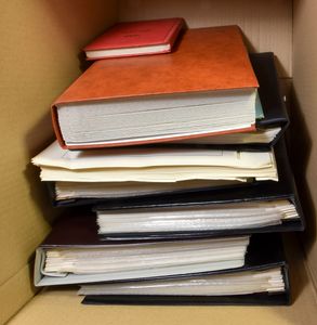 Diverse items in albums, w.o. thema uniforms, provincies in België, kastelen, Christendom, tevens verzameling Egypte, insteekboekje Hongarije, Polen, in totaal 7 boeken en losse bladen, zm/m/ntz