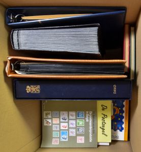 Diverse items, w.o. 6 diverse albums, insteekboeken + aantal catalogi en literatuur