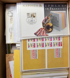 Samenstelling varia, diverse landen, moderne periode, met poststukken, zegels, blokken, enz., zm/m