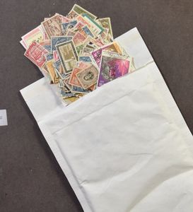 Doos vol gevulde omslagen, papiervrij gesorteerd per land (redelijk wat thema, groot formaat), m/ntz