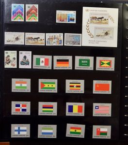 Samenstelling diverse thema's, o.a. Picasso, UNO, D-Day, kunst, in 6 boeken of mappen, zm/m