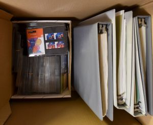 Moderne periode, voorraad tientallen postzegelmapjes + zegels in 4 ringmappen (gulden), zm/m